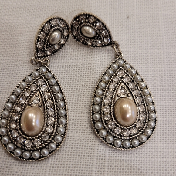 Jewelry - Pinkish  Vintage Pearl Tear Drop Earrings
